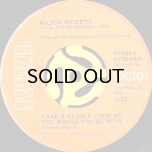 画像1: WILSON PICKETT / TAKE A CLOSER LOOK AT THE WOMAN YOU'RE WITH b/w TWO WOMAN AND A WIFE (45's) (1)