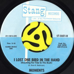 画像2: MOMENTS / LUCKY ME b/w I LOST ONE BIRD IN THE HAND (REACHING FOR TWO IN THE BUSH) (45's) (2)