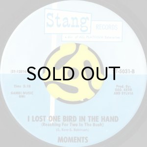 画像2: MOMENTS / LUCKY ME b/w I LOST ONE BIRD IN THE HAND (REACHING FOR TWO IN THE BUSH) (45's) (2)
