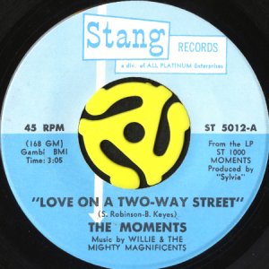 画像1: THE MOMENTS / LOVE ON A TWO WAY STREET (45's) (VINYL PRESS) (1)