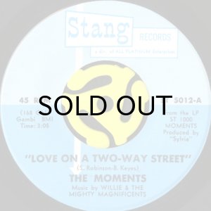 画像1: THE MOMENTS / LOVE ON A TWO WAY STREET (45's) (VINYL PRESS) (1)
