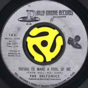 画像1: THE DELFONICS / TRYING TO MAKE A FOOL OF ME (45's) (1)
